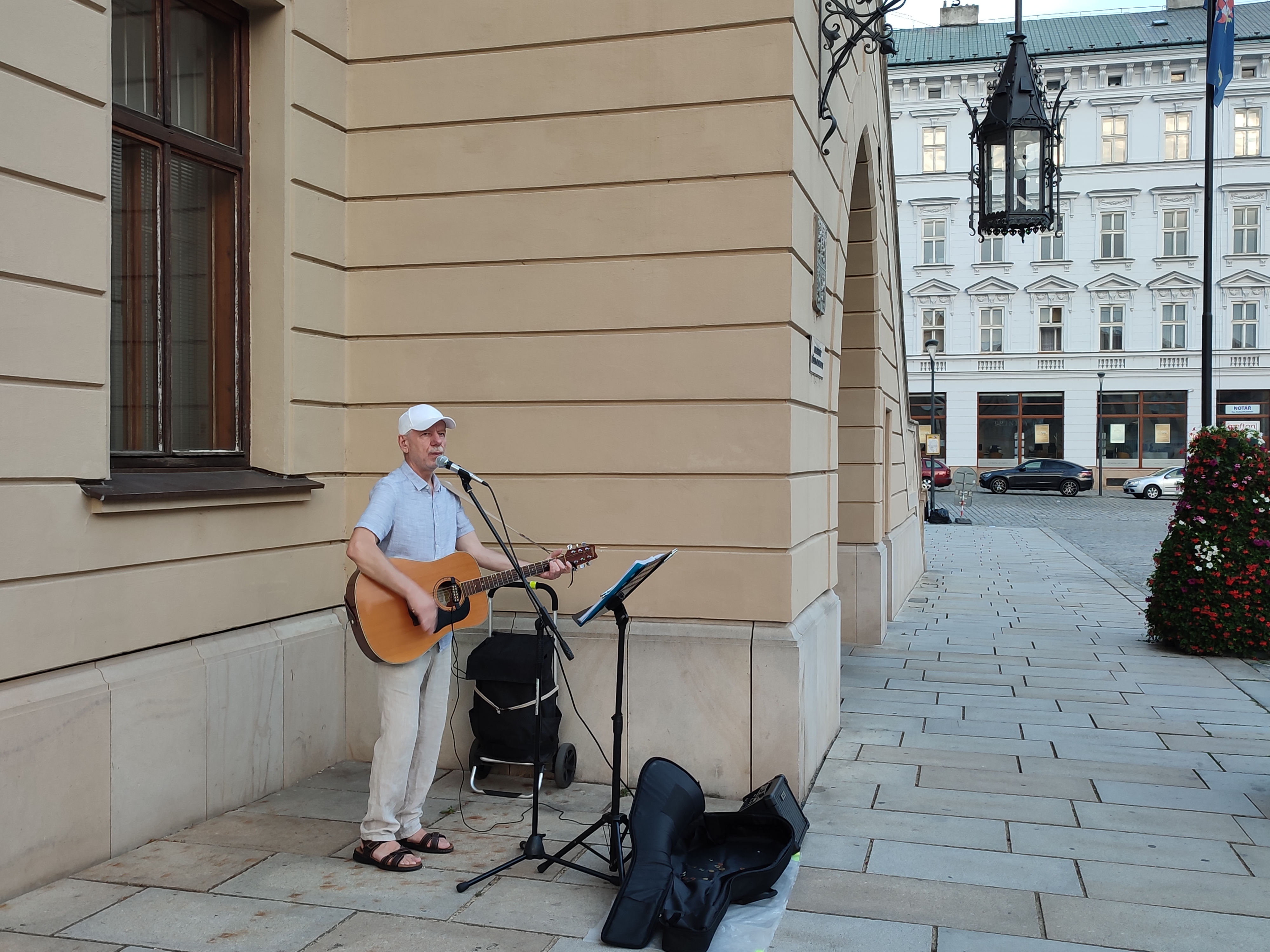 UnknownStreetMusicianHorniNamesti2023-07-23OlomoucCzechRepublic (7).jpg